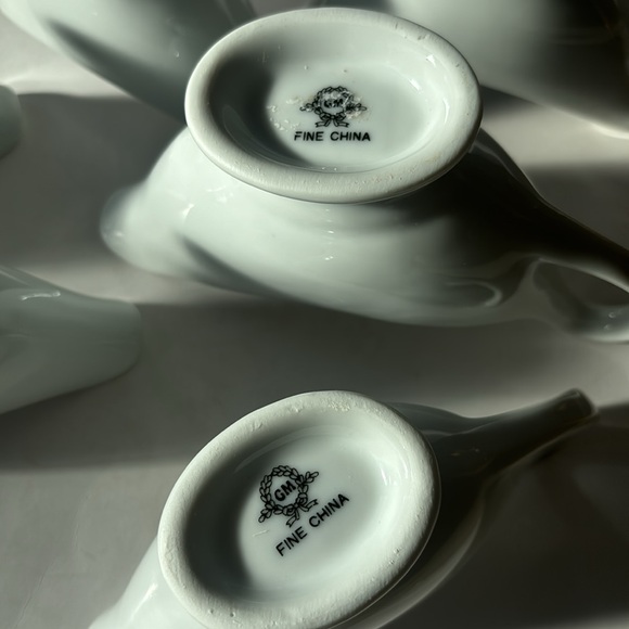 Lot of six gravy boats, white porcelain two marked as Fine China dinner wear - Picture 6 of 8